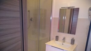 Chambre Double Deluxe (Caravaggio) | Salle de bain | Douche, sèche-cheveux, bidet, serviettes fournies