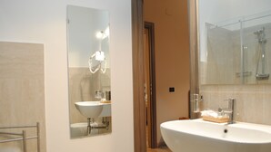 Standard Triple Room (Leonardo) | Bathroom - Spazio Vaticano (Rome)