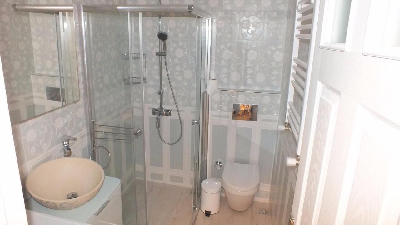 404 family stüdyo | bathroom | shower, free toiletries, hair dryer, slippers
