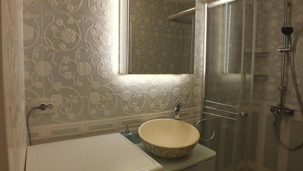 Douche, articles de toilette gratuits, sèche-cheveux, chaussons