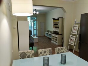 In-room dining - Baratero Red House Apartment (Sofia)