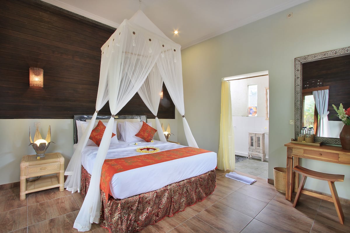 One-Bedroom Villa with Garden View and Rice Field Sunset | Een minibar, een kluis op de kamer, een bureau, verduisterende gordijnen
