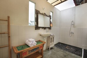 One-Bedroom Villa with Garden View and Rice Field Sunset | Bathroom | Shower, slippers - Kishi - Kishi Ubud Villa (Ubud)