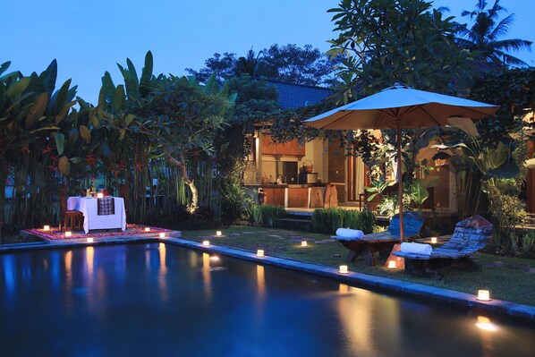 حمّام سباحة خارجي