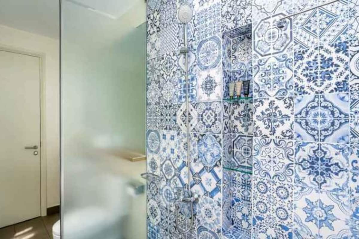 Douche, douche à « effet pluie », articles de toilette gratuits