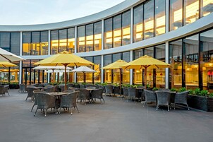 Se sirven desayunos, almuerzos y cenas; cocina local e internacional