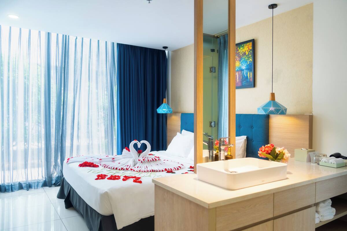 Literie de qualité supérieure, matelas mémoire de forme, minibar