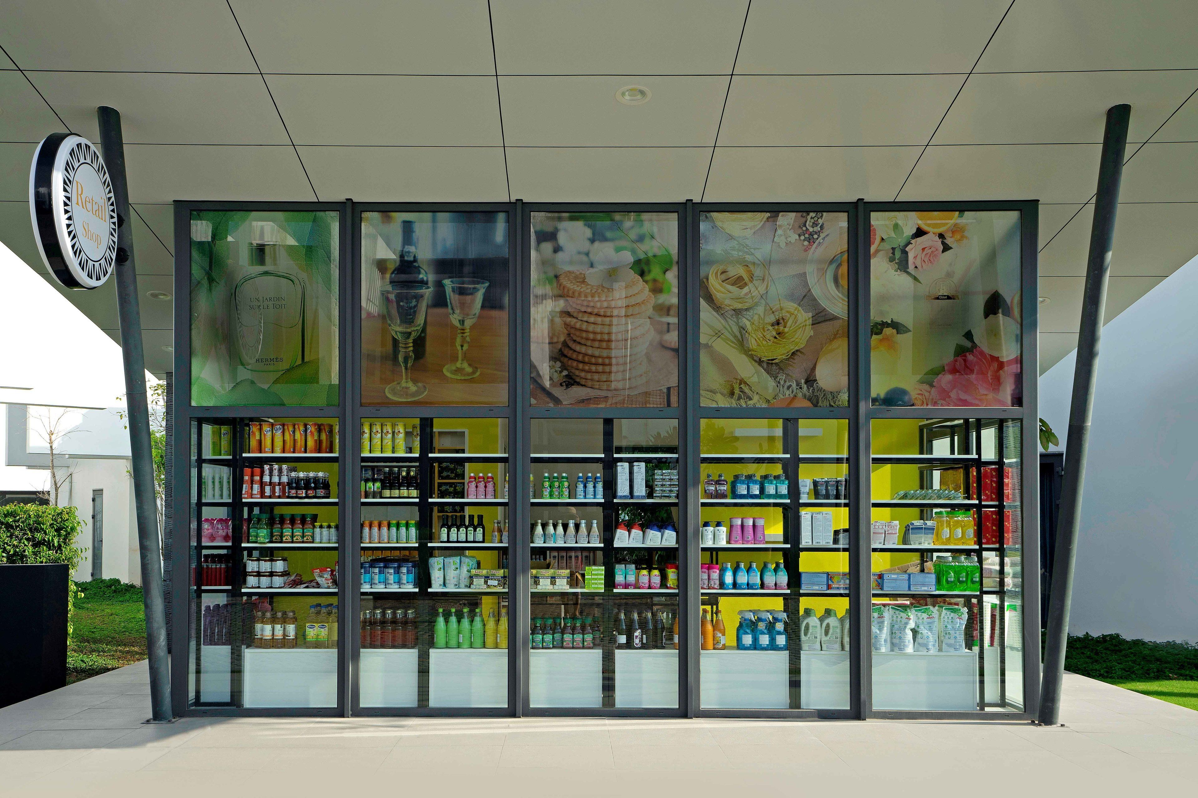 Una tienda moderna con escaparates de vidrio y una gran variedad de productos en estanterías.