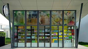 Una tienda moderna con escaparates de vidrio y una gran variedad de productos en estanterías.