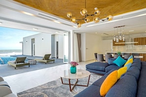 Villa, 4 Schlafzimmer, Strandnähe | Wohnbereich | 43-Zoll-LCD-Fernseher mit Kabelempfang, Fernseher