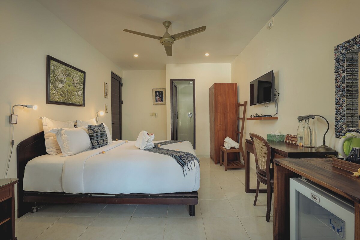 Pavillion Room | In-room safe, desk, laptop workspace, soundproofing