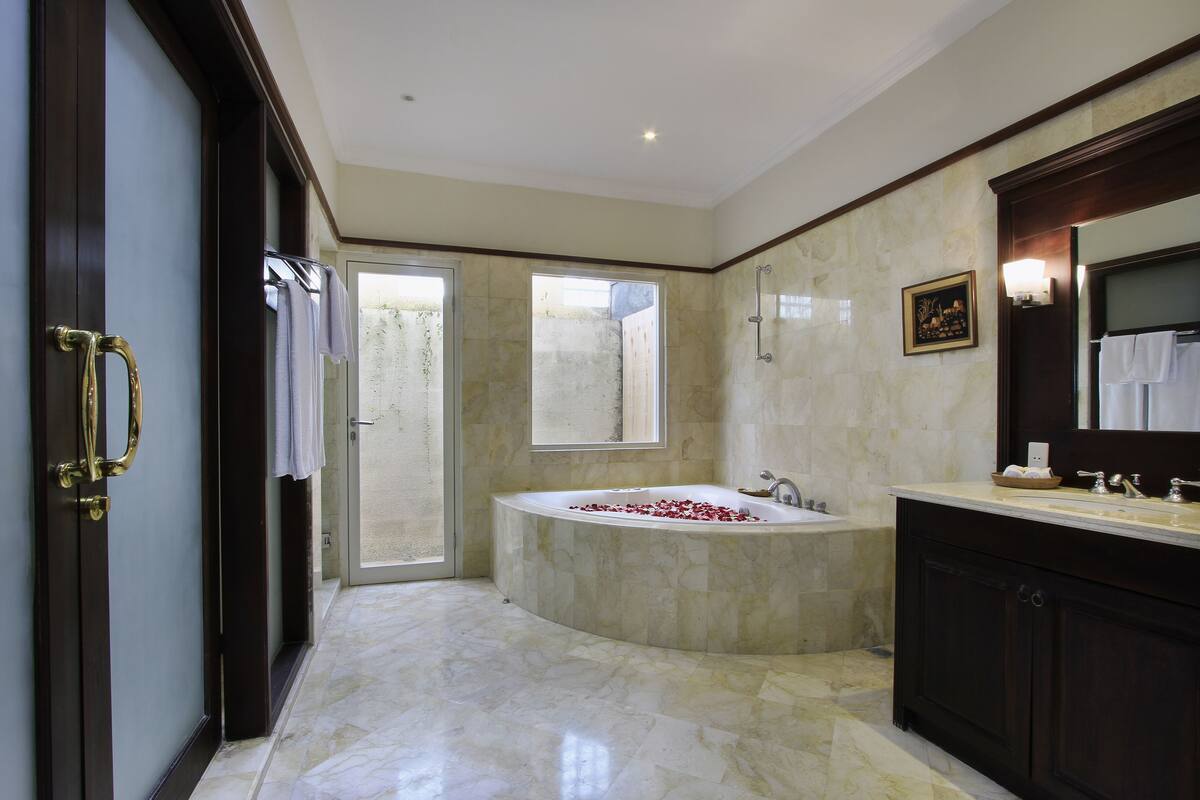 suite room | bathroom | designer toiletries, towels