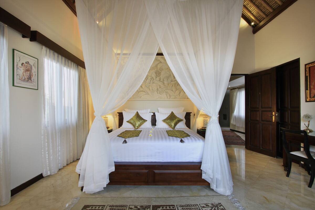 suite room | 1 bedroom, in-room safe, individually decorated, individually furnished