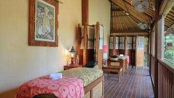 Couples treatment room(s), body treatments, aromatherapy, body scrubs