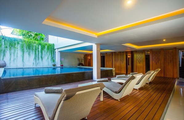 Outdoor pool, open 9:00 AM to 7:00 PM, pool loungers - Mahalaksmi Boutique Hotel (Denpasar)
