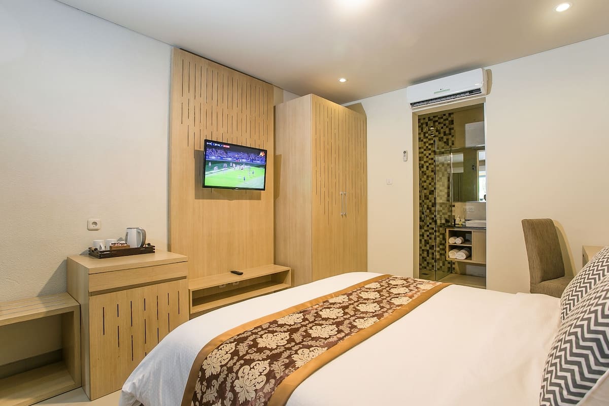 Standard Double Room | Minibar, una cassaforte in camera, una scrivania, postazione laptop