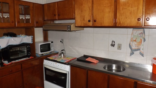 House | Private kitchen | Fridge, microwave, oven, stovetop