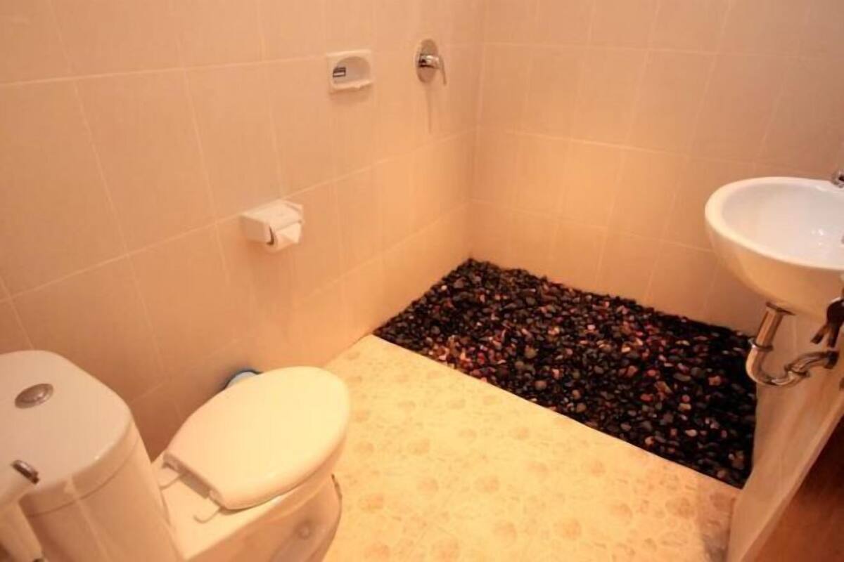Salle de bain | Douche, articles de toilette gratuits, serviettes fournies