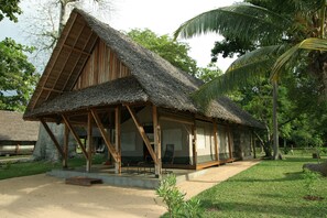 Kahden hengen deluxe-huone (yksi tai kaksi sänkyä) | Terassi/patio