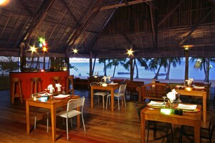 供应早餐、午餐和晚餐，本地与国际菜，海滩景观