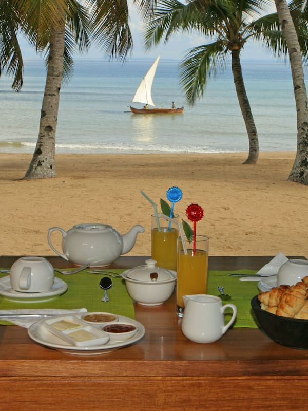 Serviço de café da manhã, local e internacional, vistas para a praia