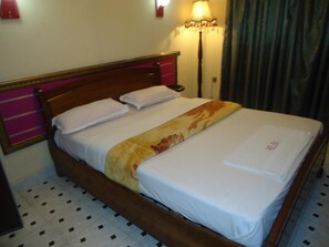 Caja de seguridad en la habitación, escritorio y cortinas blackout 