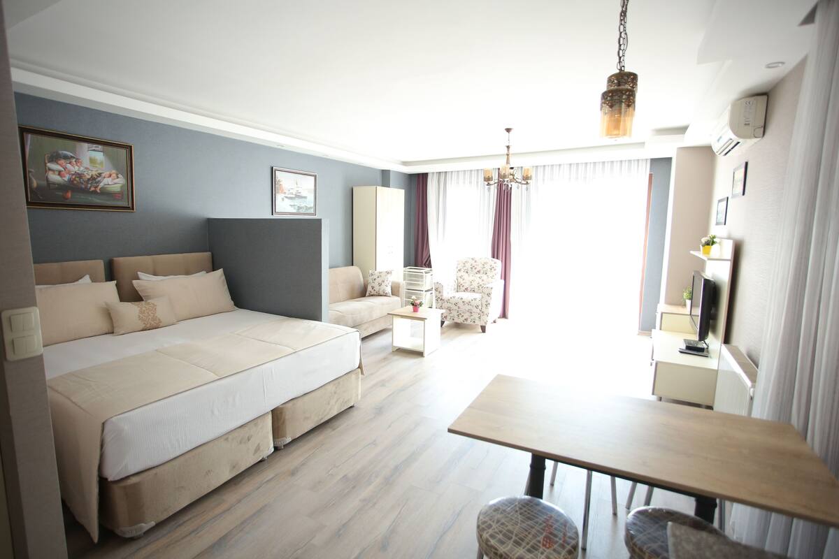 Deluxe Room, 1 Bedroom | Premium bedding, minibar, in-room safe, blackout drapes