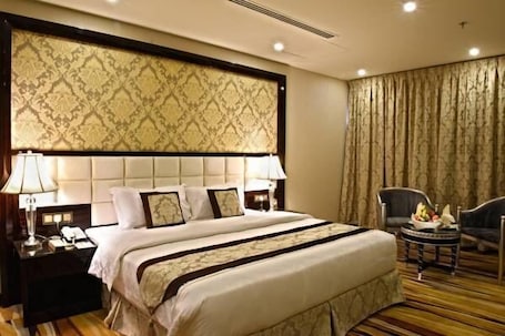 Deluxe Double or Twin Room | Minibar, in-room safe, blackout drapes, soundproofing