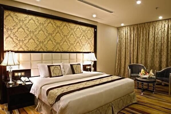 Habitación Deluxe con 1 cama matrimonial o 2 individuales | Minibar, caja de seguridad en la habitación y cortinas blackout 