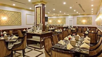 Phục vụ bữa sáng, bữa trưa, bữa tối, món địa phương và quốc tế