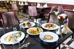 บริการอาหารเช้า อาหารกลางวัน อาหารเย็น, อาหารท้องถิ่นและนานาชาติ