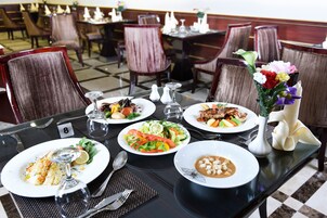 Se sirven desayunos, almuerzos y cenas; cocina local e internacional