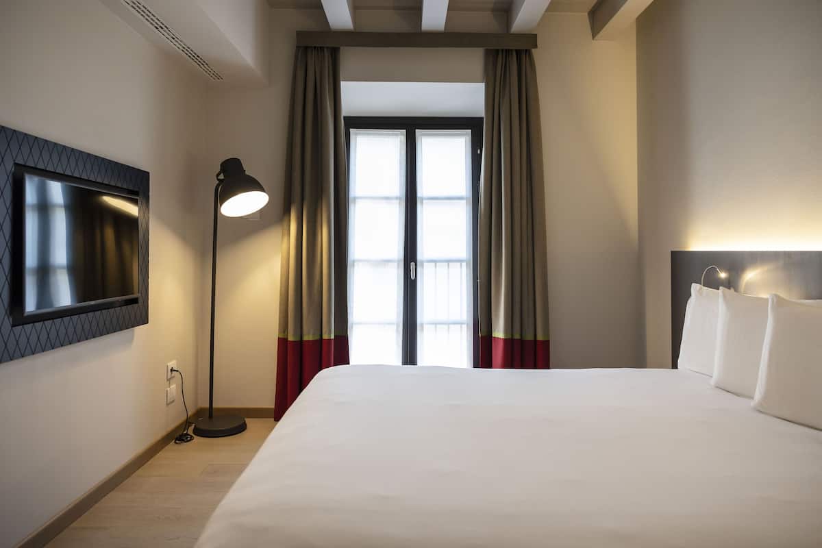 Executive Suite | 1 bedroom, minibar, in-room safe, desk