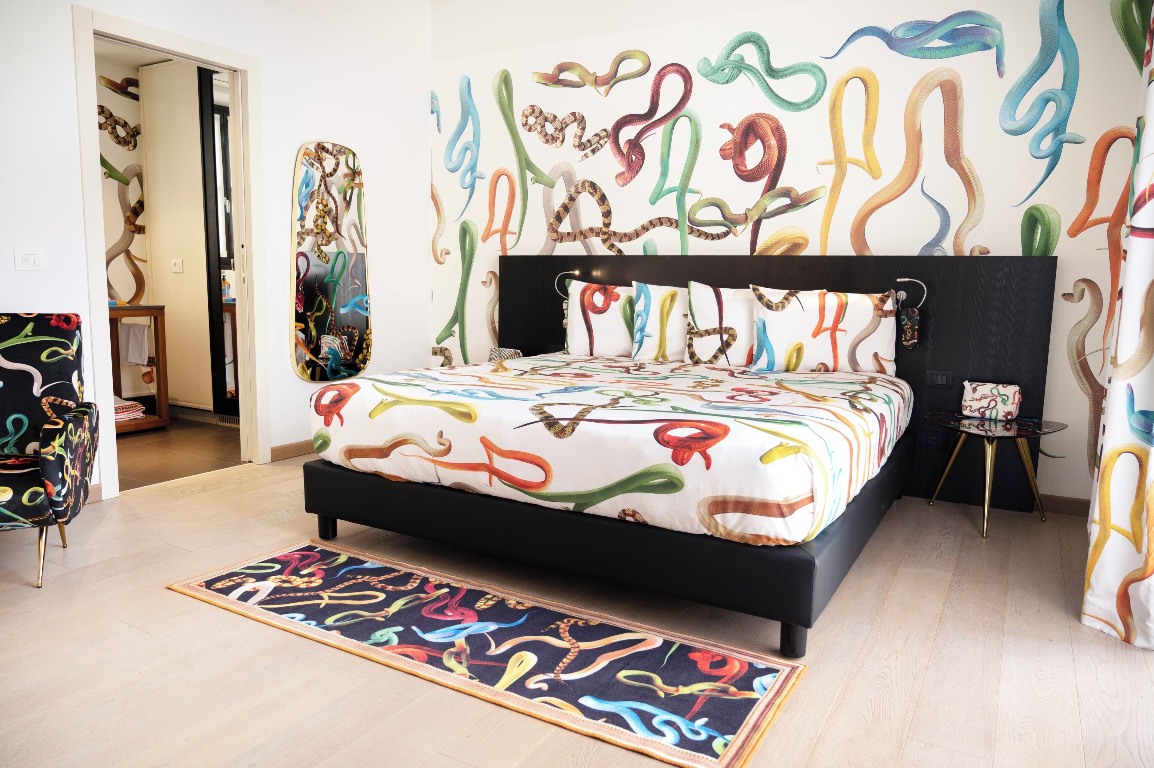 Camera Queen by Toiletpaper | Minibar, in-room safe, desk, free WiFi