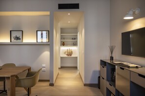 Suite Exécutive | Minibar, coffres-forts dans les chambres, bureau, Wi-Fi gratuit