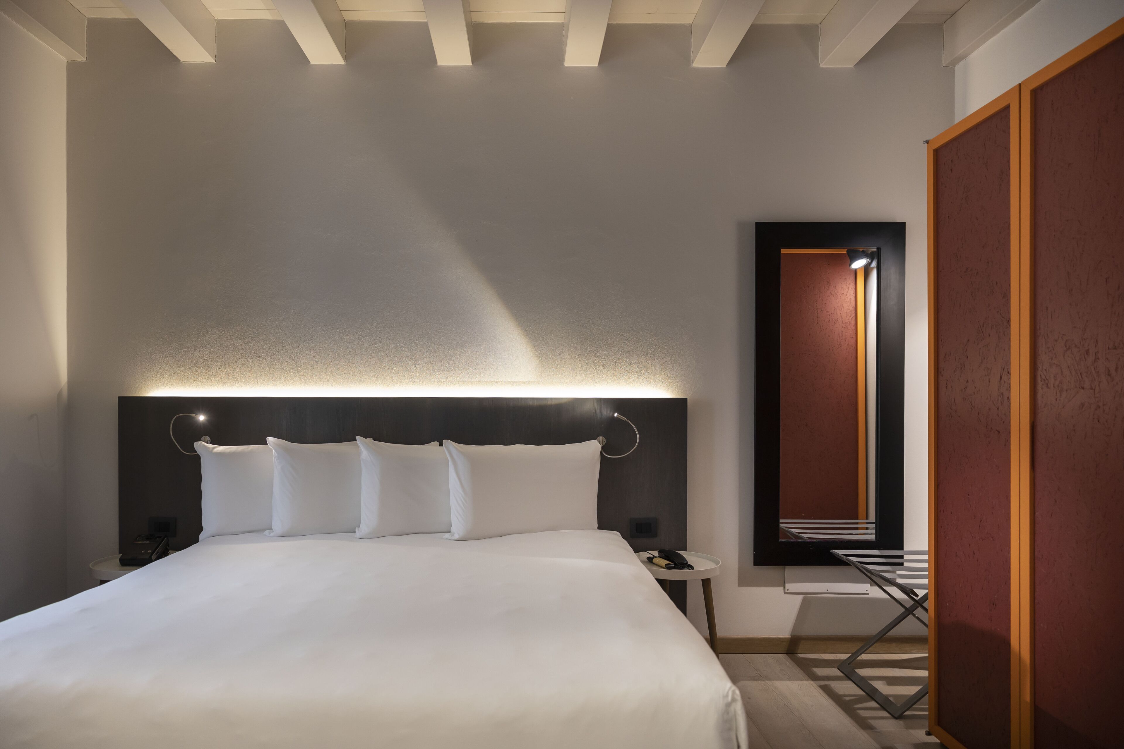 Minibar, coffres-forts dans les chambres, bureau, Wi-Fi gratuit