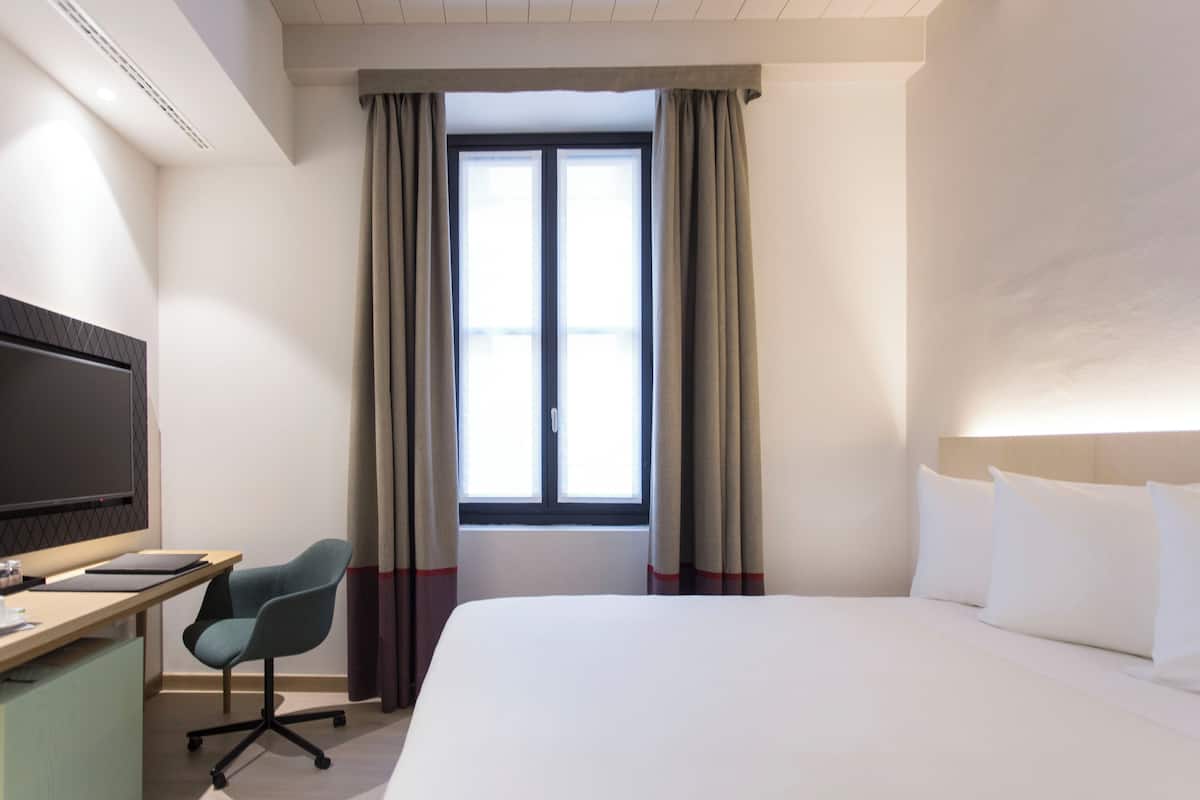 Comfort Room | 1 bedroom, minibar, in-room safe, desk