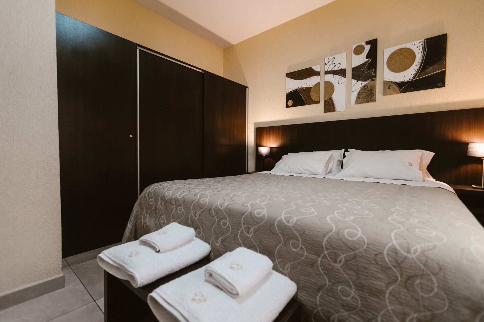 Premium Apartment (Planta Baja) | Premium bedding, down duvets, in-room safe, individually decorated