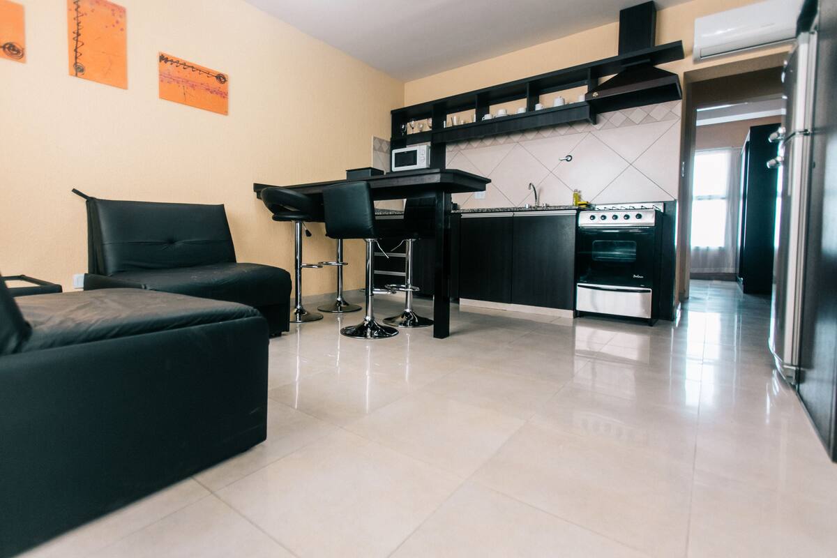 Apartamento Premium A | Living room | 43-inch Smart TV with cable channels, TV, Netflix