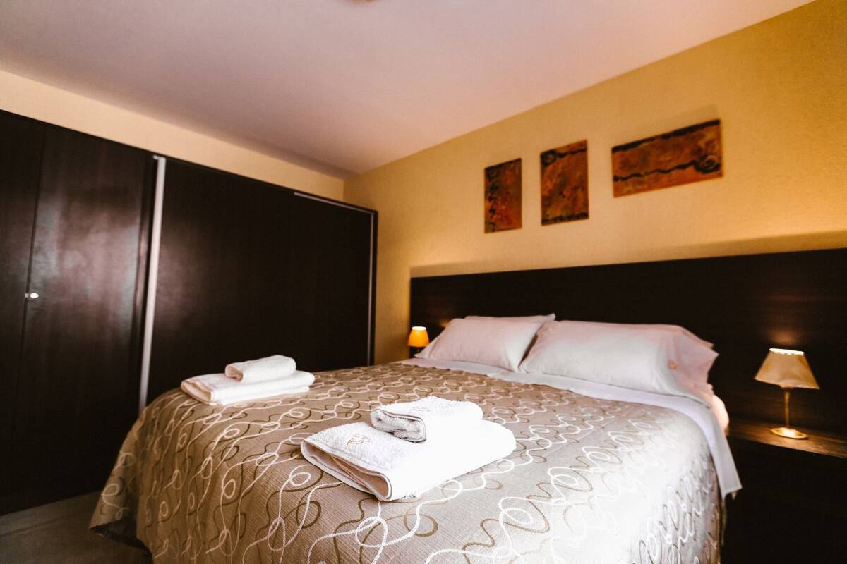 Premium bedding, down comforters, in-room safe, blackout drapes
