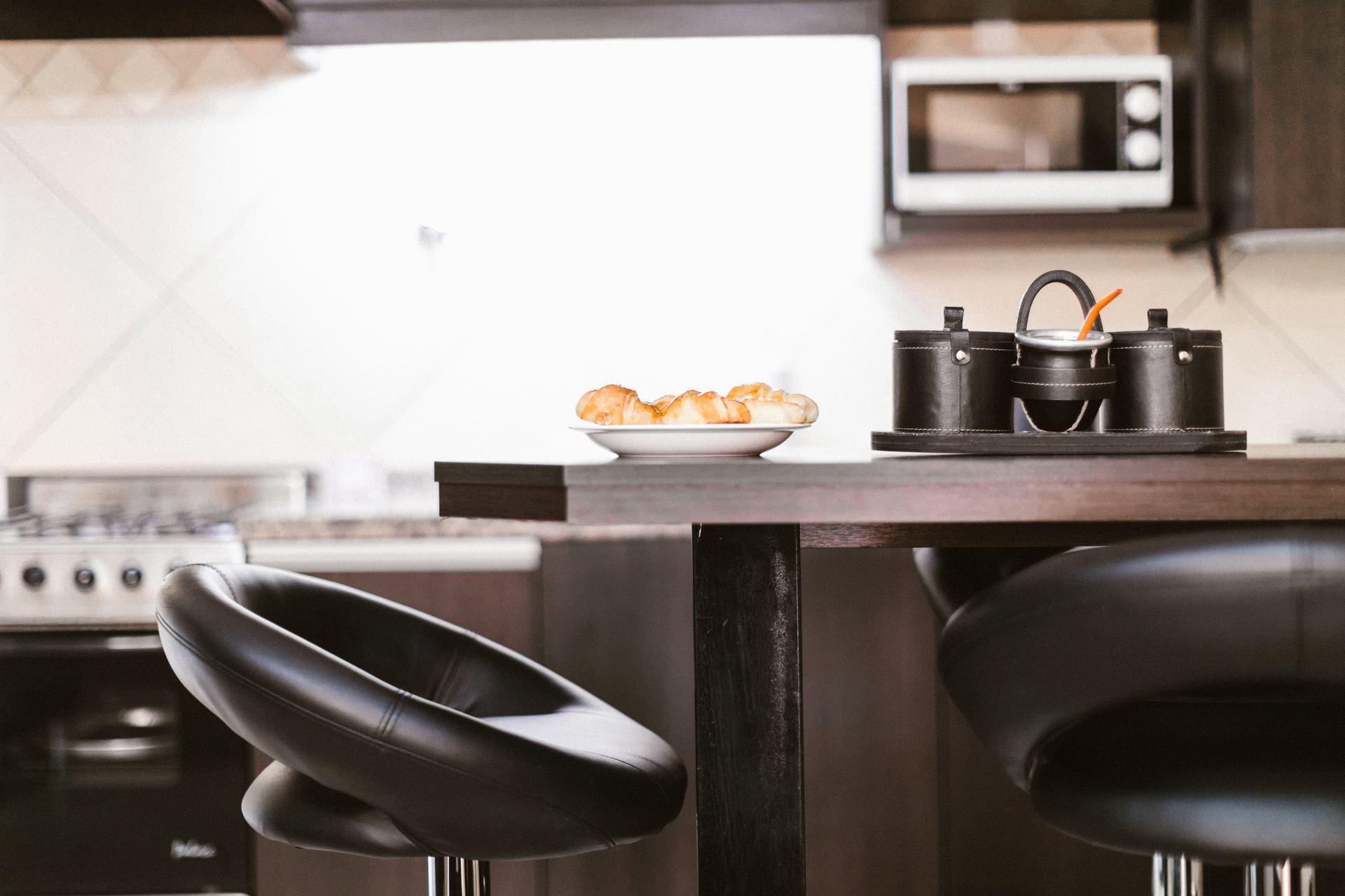 Full-sized fridge, microwave, oven, stovetop