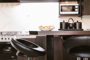 Refrigerador con congelador, microondas, horno y parrilla de estufa