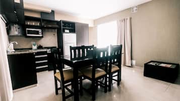Apartamento Premium 2 Dormitorios B | Private kitchen | Full-sized fridge, microwave, oven, stovetop