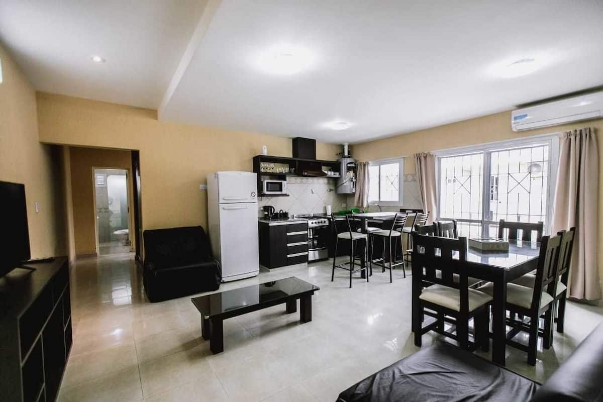 Coffee/tea maker, full-size fridge, microwave, oven