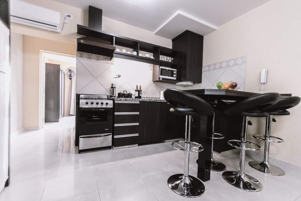 Coffee/tea maker, full-size fridge, microwave, oven
