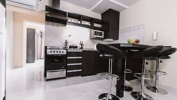 Full-sized fridge, microwave, oven, stovetop