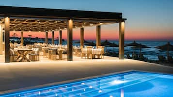 Indoor pool, 2 outdoor pools, free cabanas, pool umbrellas