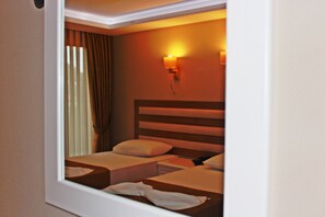 双床房, 2 张单人床 | 埃及棉床单、高档床上用品、办公桌、遮光窗帘