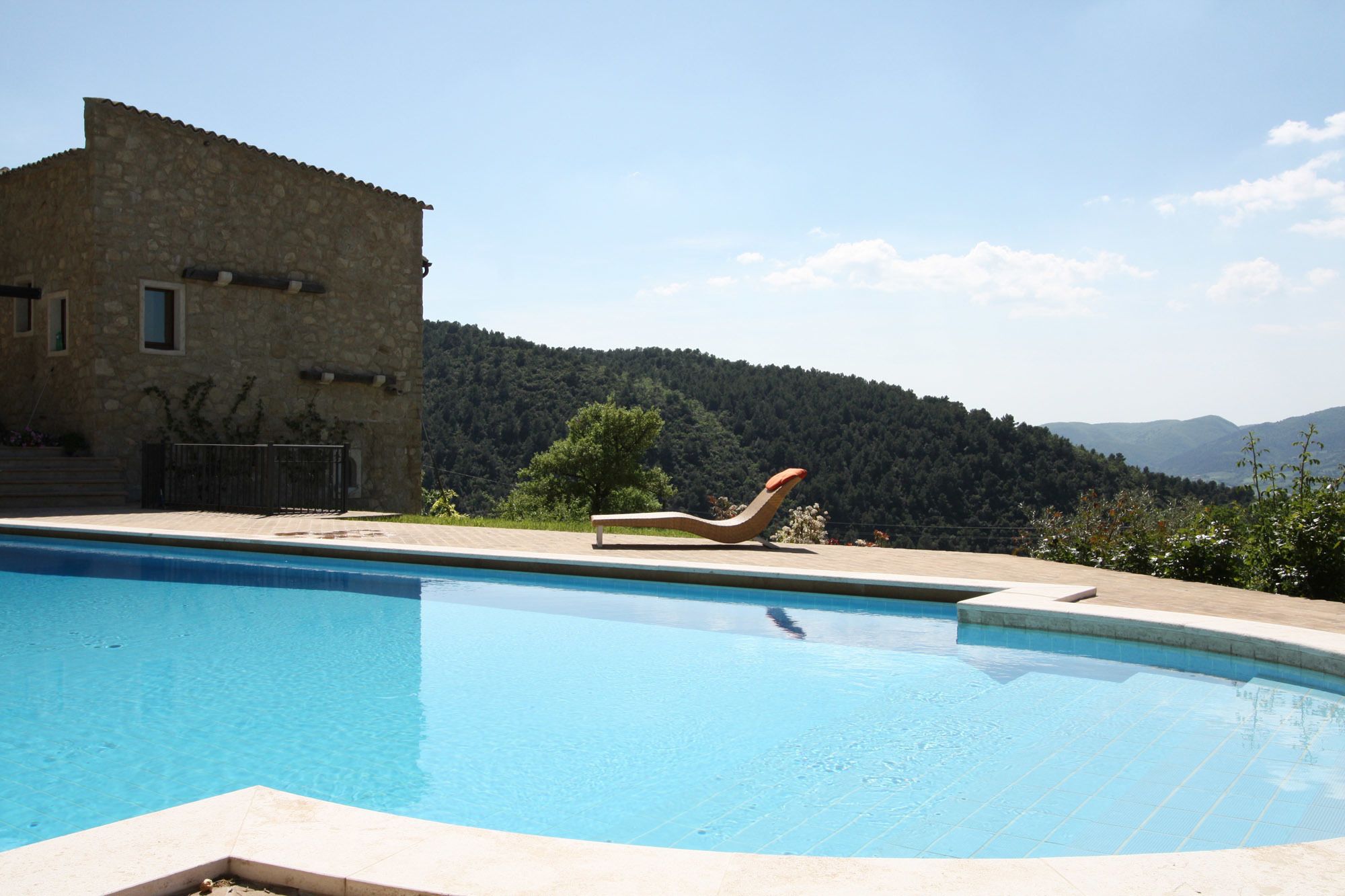 Alloggio panoramico su due livelli, 1 letto queen, vista collina | Vista giardino