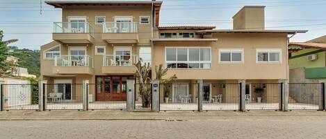 Vista frontal de la propiedad